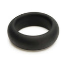 Je Joue Silicone Ring Maximum Stretch Black on a white background showcasing its sleek design and matte finish.