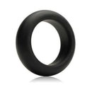 Je Joue Silicone Ring Maximum Stretch Black displayed on a reflective surface showcasing its smooth finish.