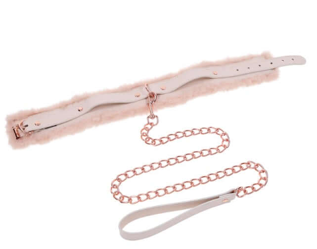 Peach-colored faux fur collar and rose gold leash with adjustable fit and luxurious design.